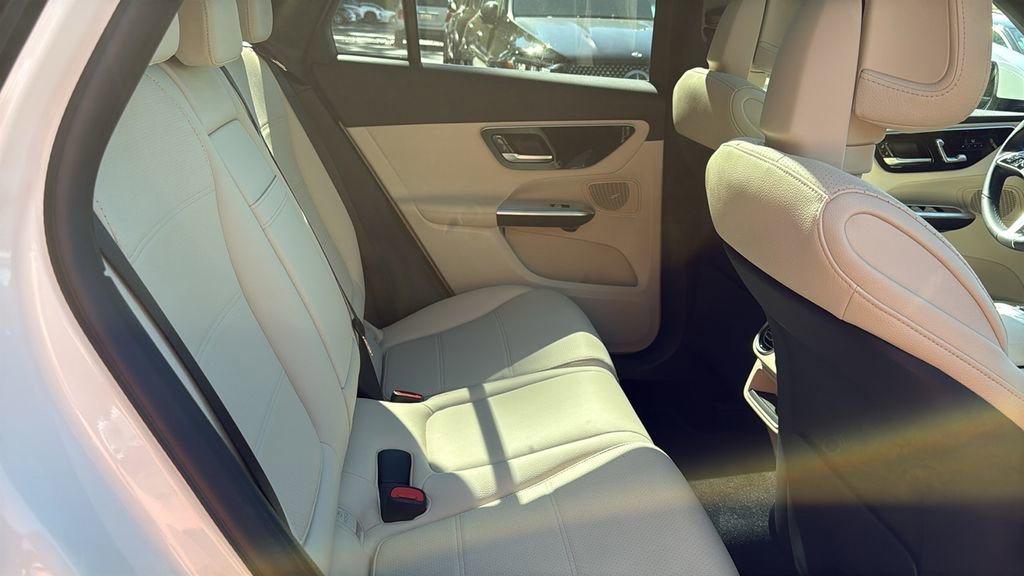 Used 2025 Mercedes-Benz GLC 300 4MATIC image 16