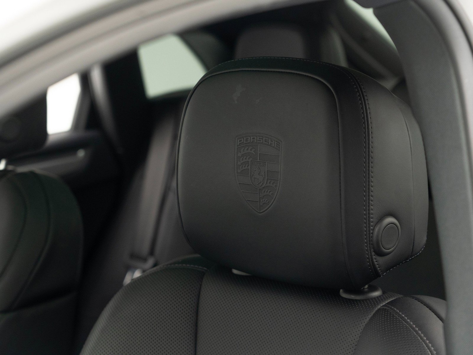 Certified 2025 Porsche Macan image 19