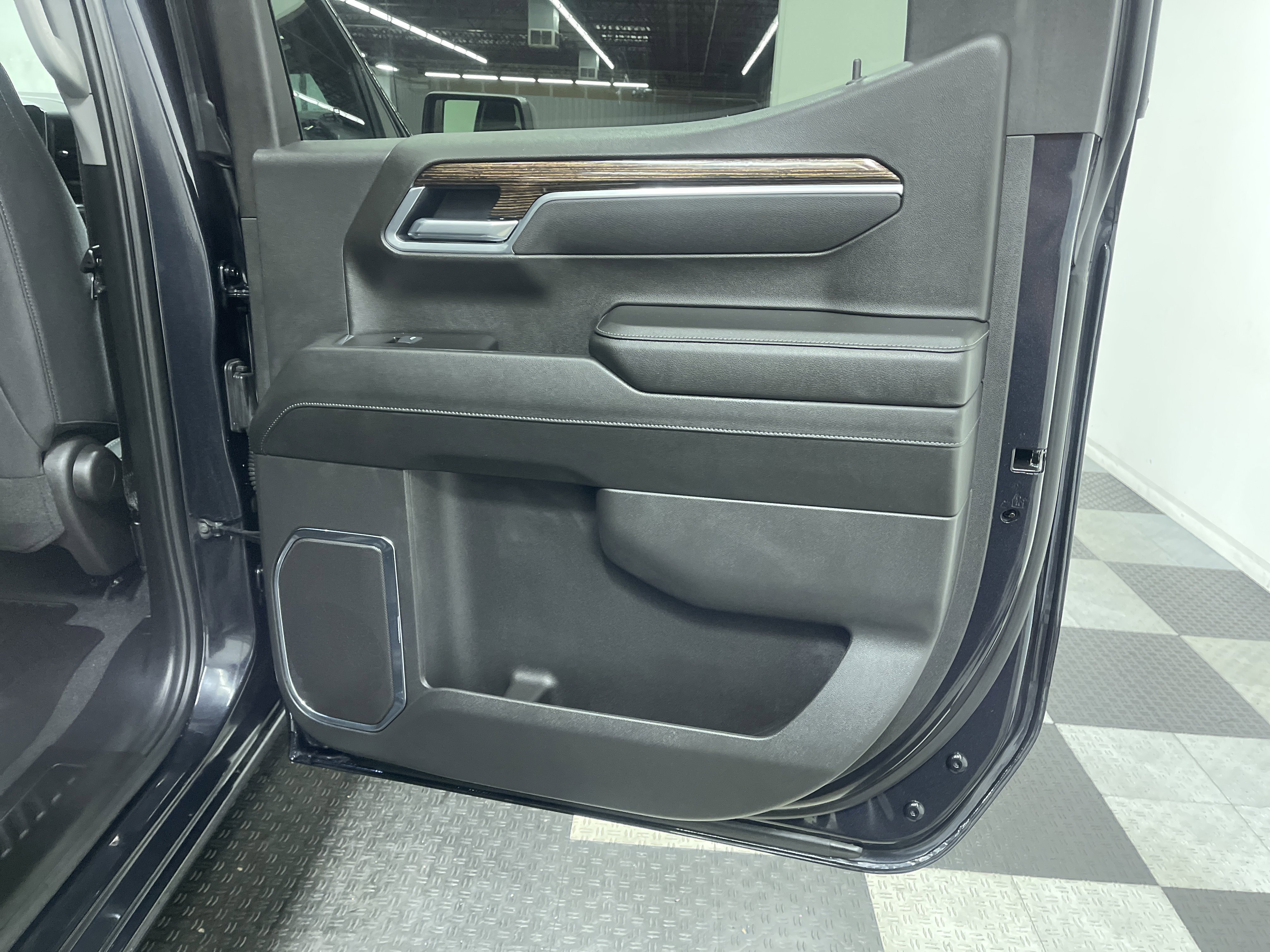 Used 2025 GMC Sierra 1500 Elevation image 17