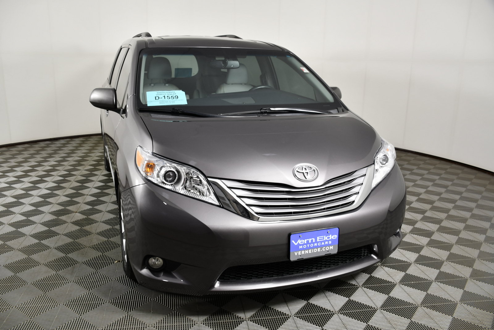 Used 2017 Toyota Sienna XLE Premium AWD/4WD image 3