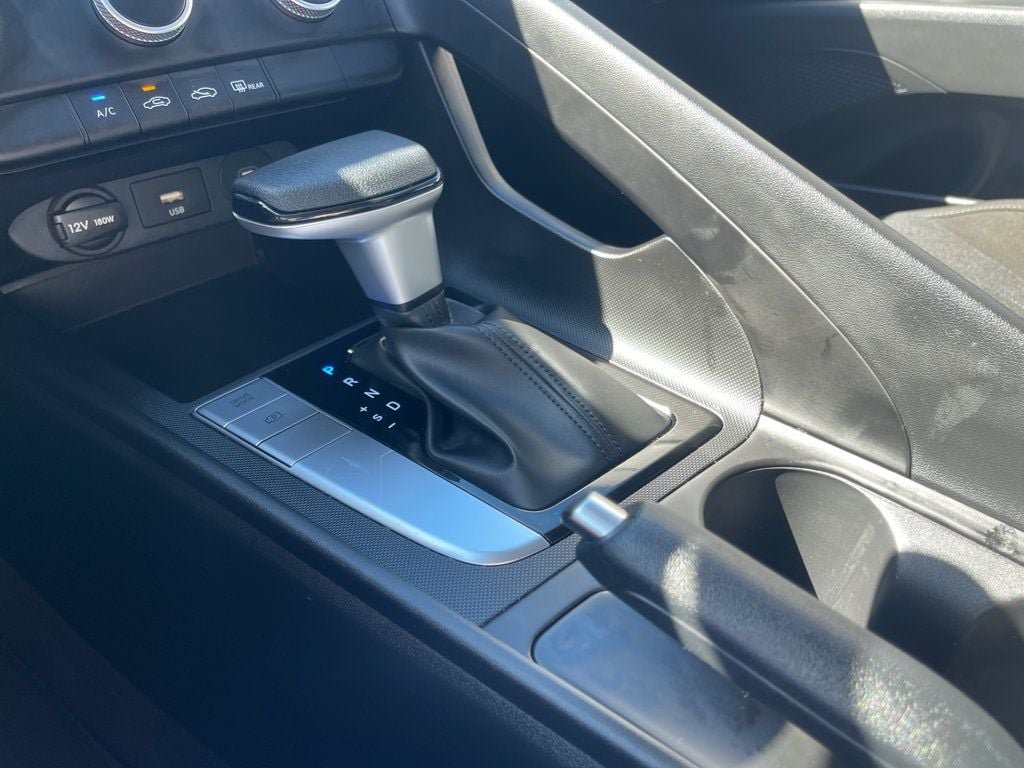 Used 2025 Hyundai Elantra SE FWD image 18