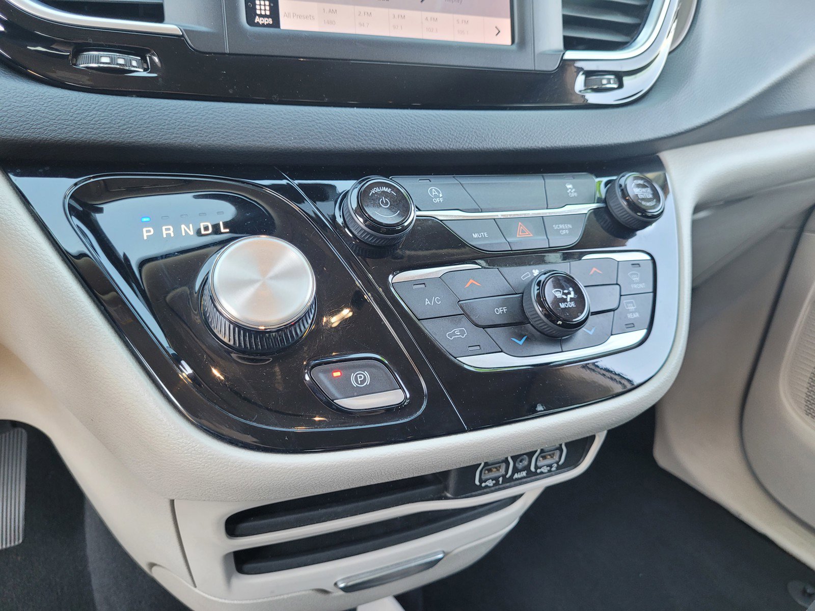 Used 2023 Chrysler Voyager LX image 19