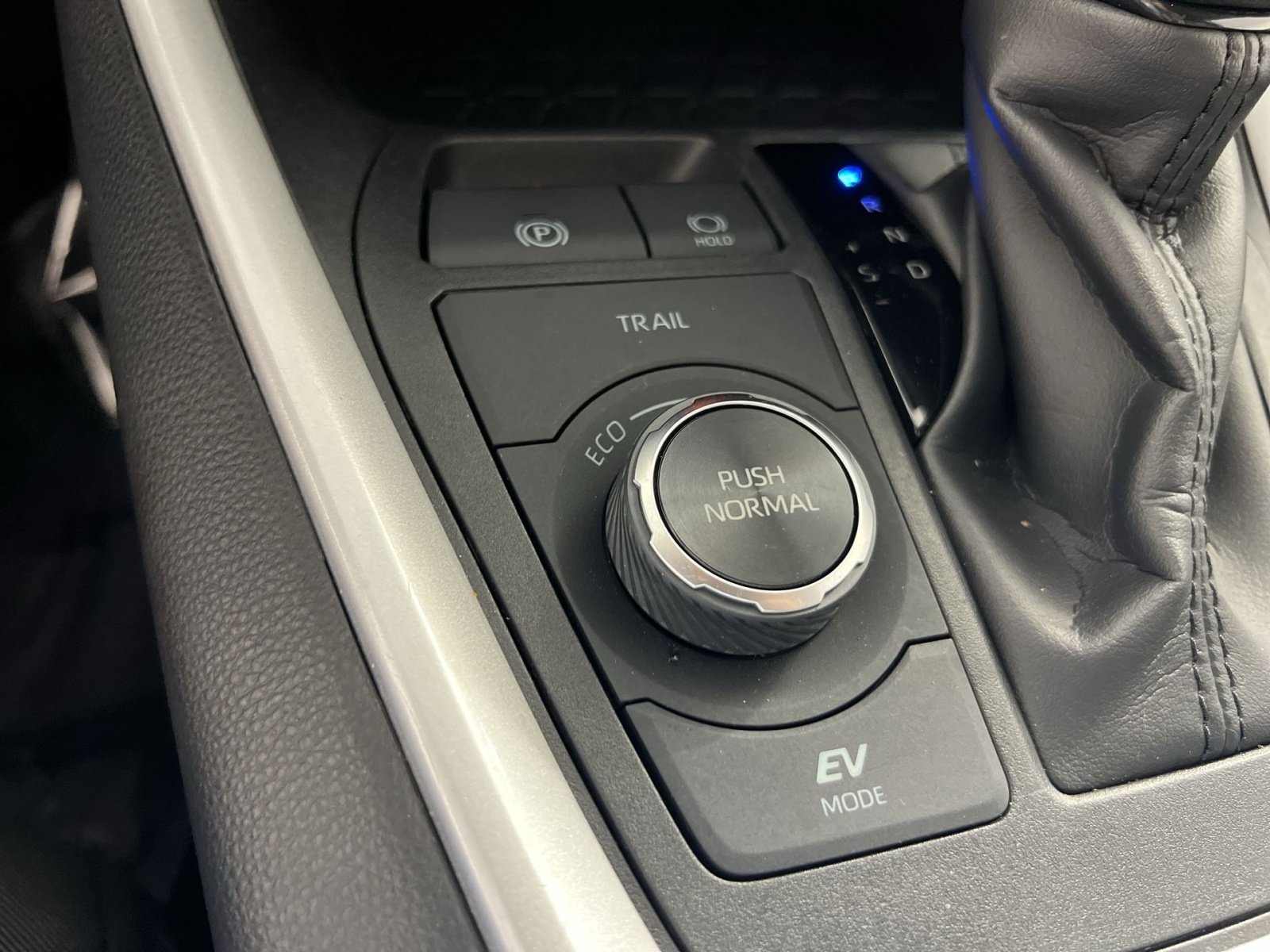 Used 2025 Toyota RAV4 XLE AWD/4WD image 32
