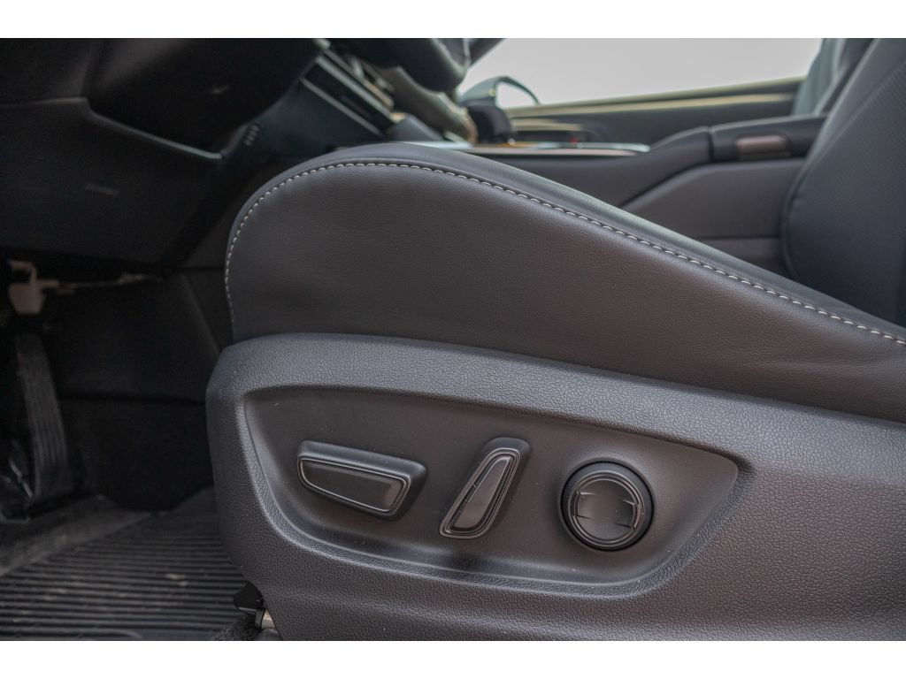 Used 2025 Toyota Crown Platinum AWD/4WD image 15