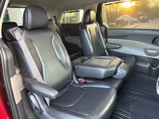 Used 2025 Kia Carnival EX image 22