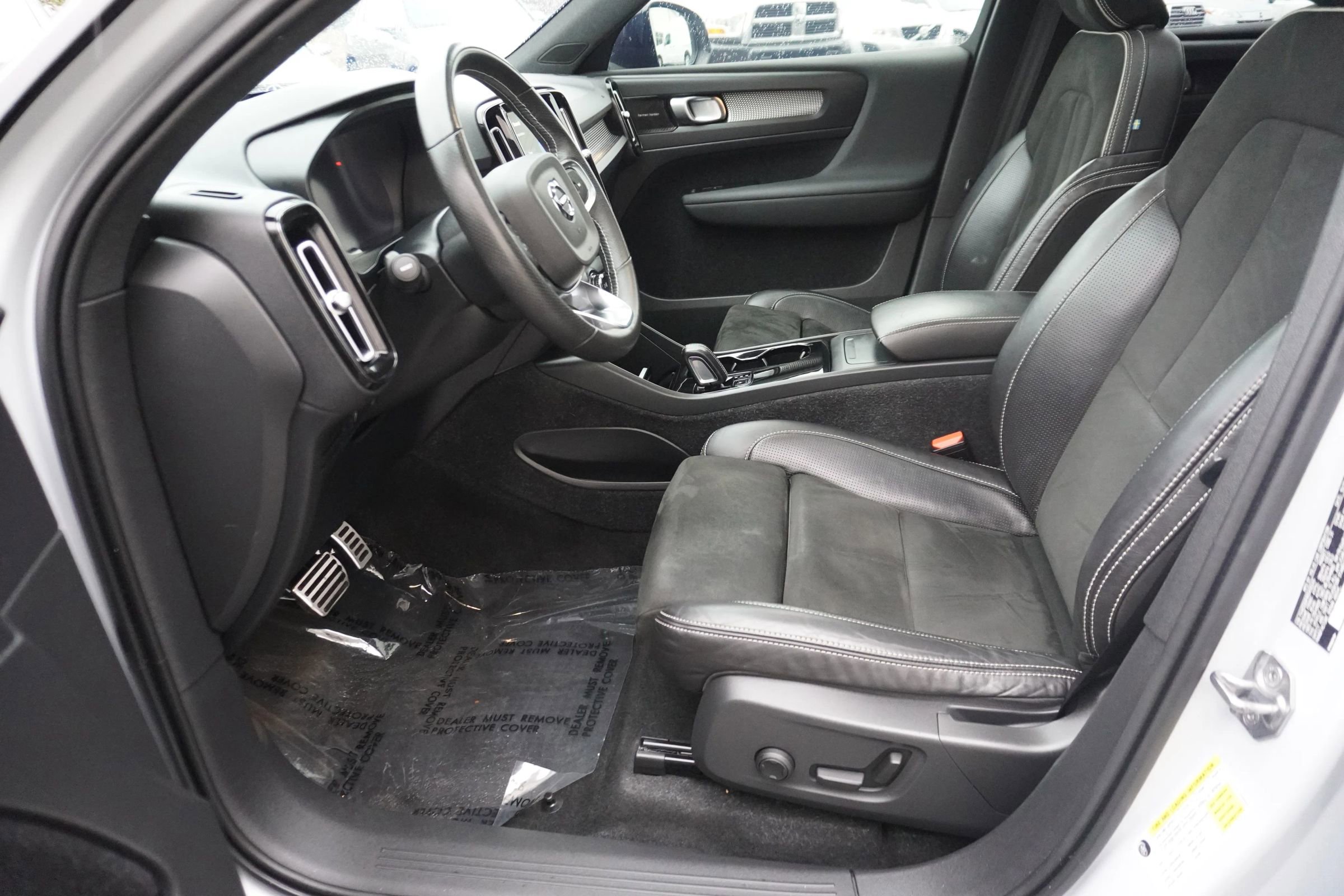 Used 2021 Volvo XC40 P8 Recharge w/ Advanced Package image 9