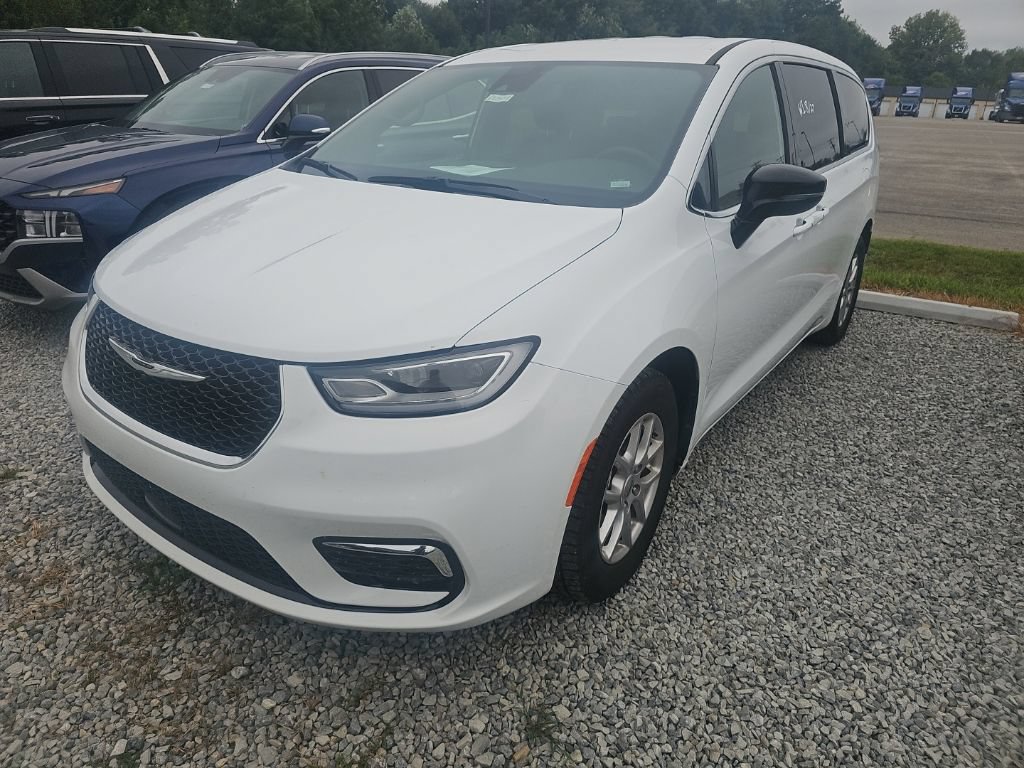 Used 2025 Chrysler Pacifica Select FWD image 3