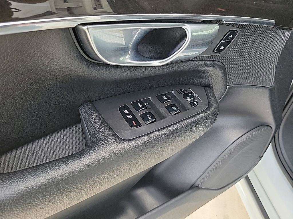 Used 2018 Volvo XC90 T5 Momentum w/ Momentum Plus Package image 16