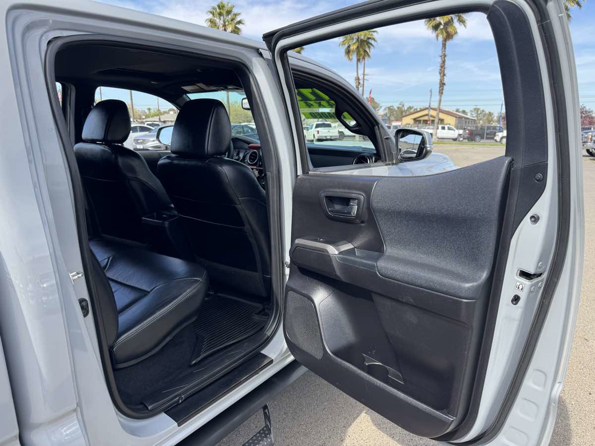 Used 2019 Toyota Tacoma TRD Sport w/ TRD Premium Sport Package image 18