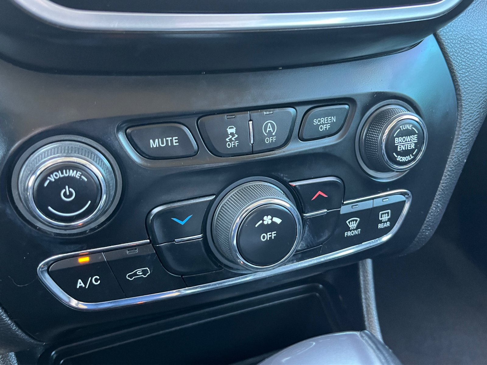 Used 2021 Jeep Cherokee Latitude Lux FWD image 27