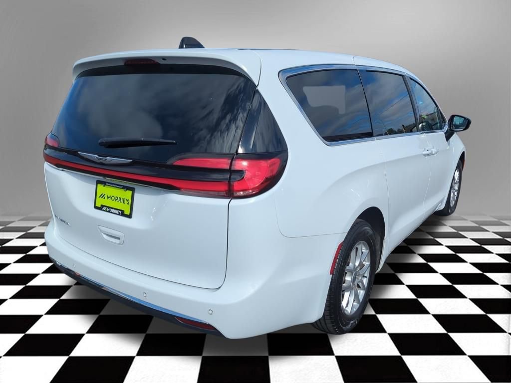 Used 2025 Chrysler Pacifica Select image 8
