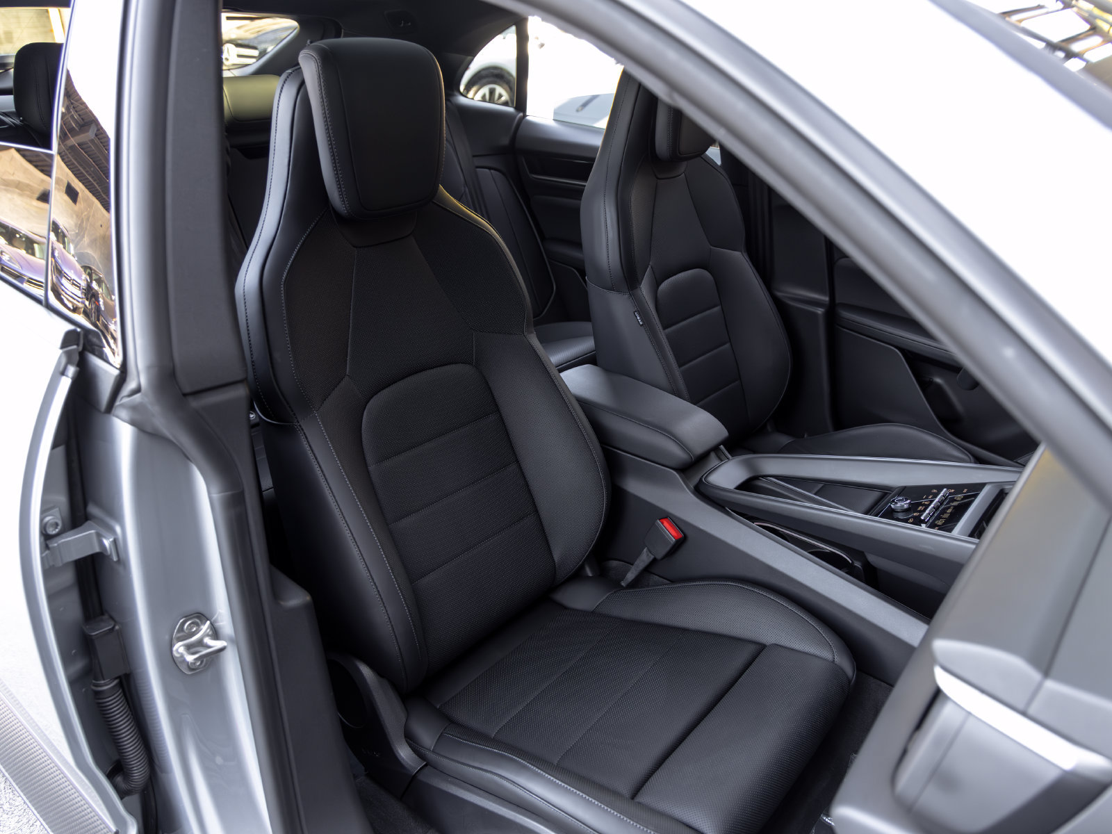 Certified 2025 Porsche Macan Electric RWD image 57