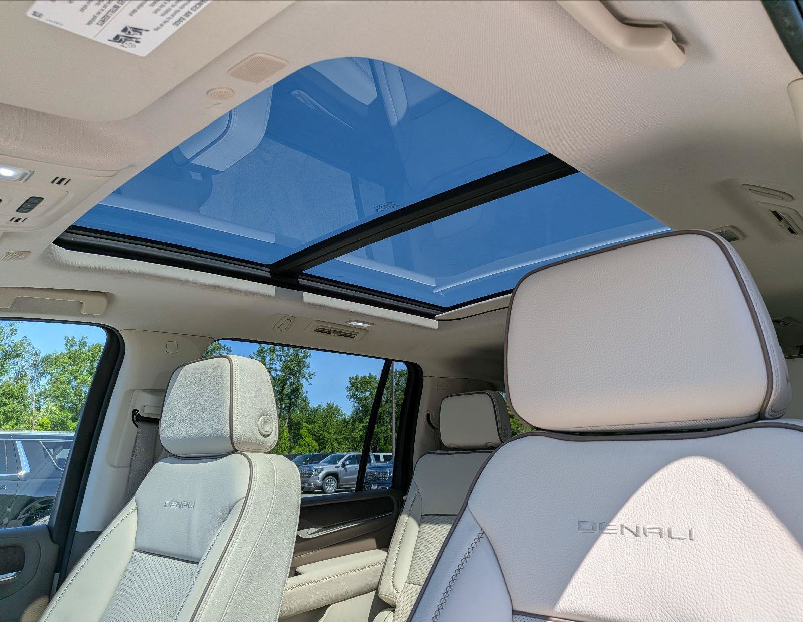 Used 2023 GMC Yukon XL Denali AWD/4WD image 13