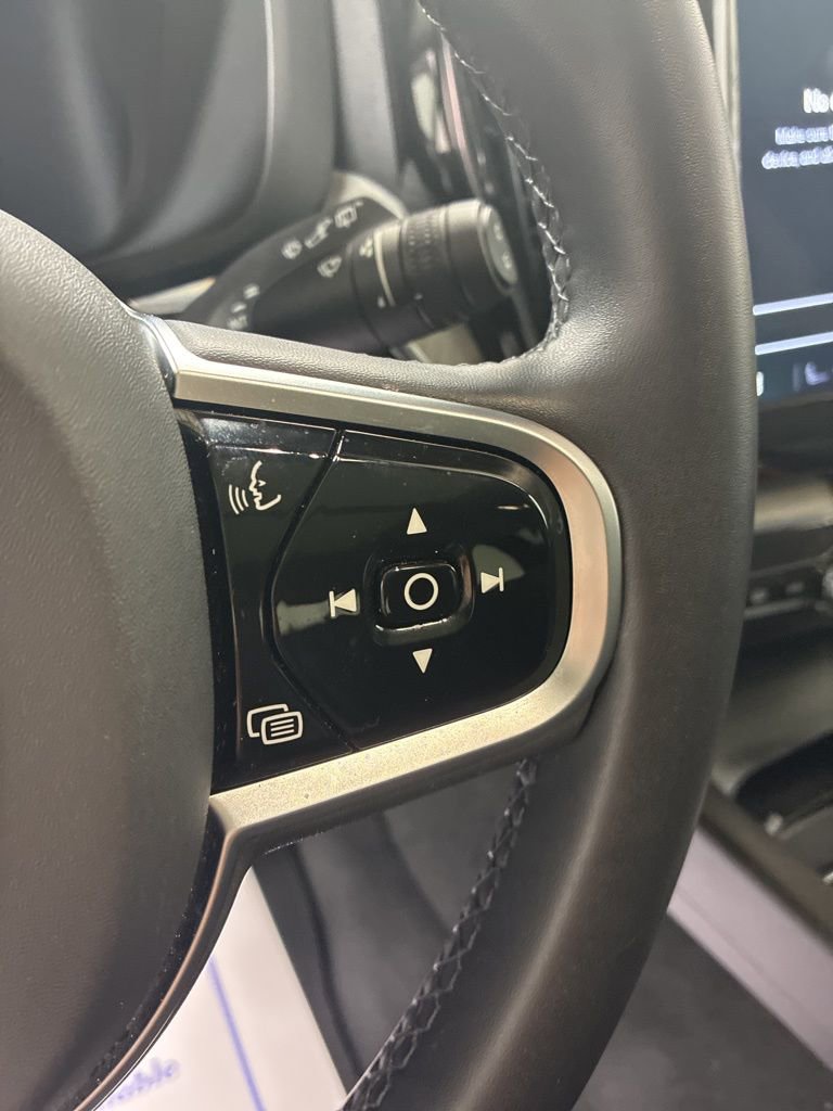 Used 2025 Volvo XC60 B5 Plus image 15