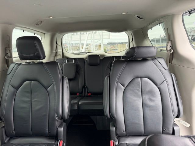 Used 2022 Chrysler Pacifica Touring-L FWD image 16