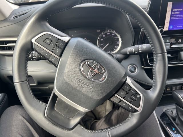 Used 2024 Toyota Highlander LE image 11