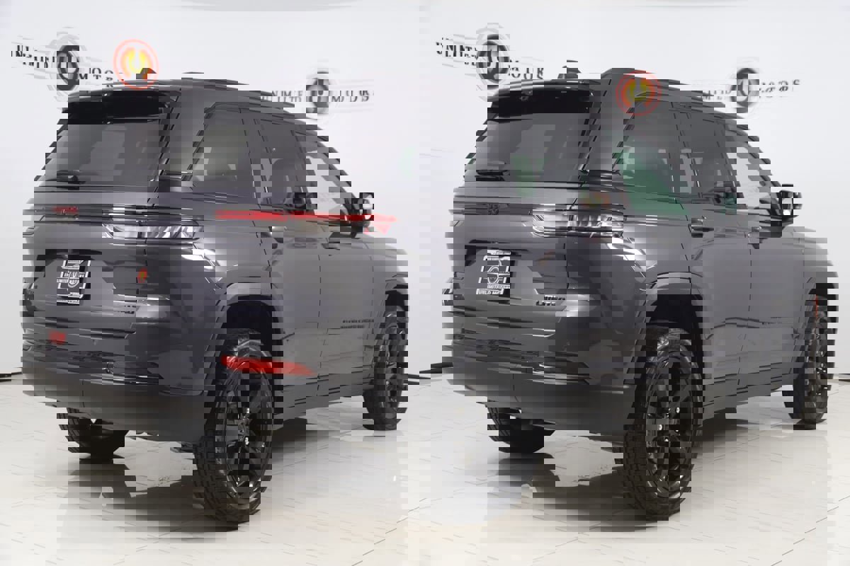 Used 2024 Jeep Grand Cherokee Limited w/ Luxury Tech Group II image 3