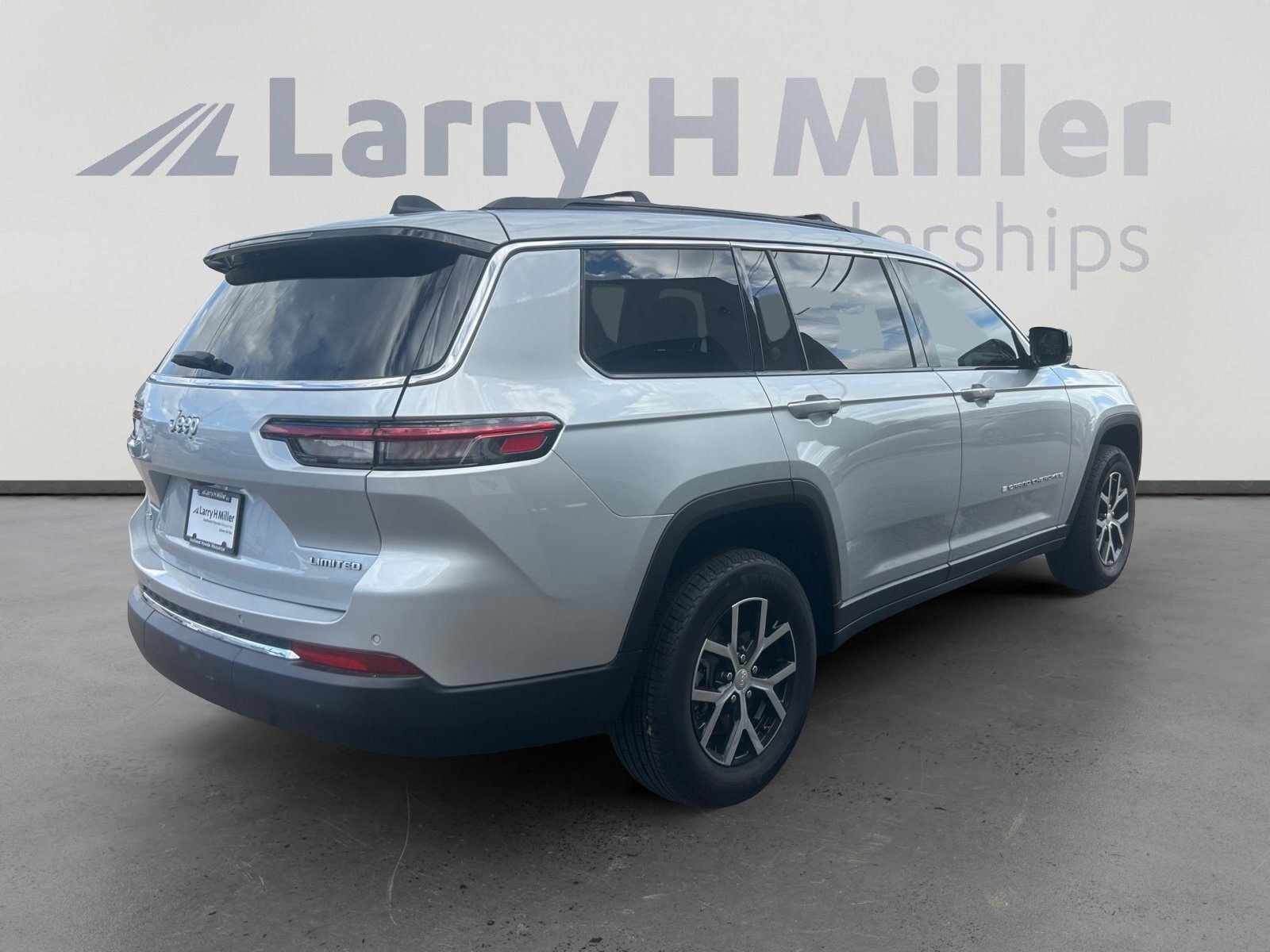 Used 2025 Jeep Grand Cherokee L Limited AWD/4WD image 6