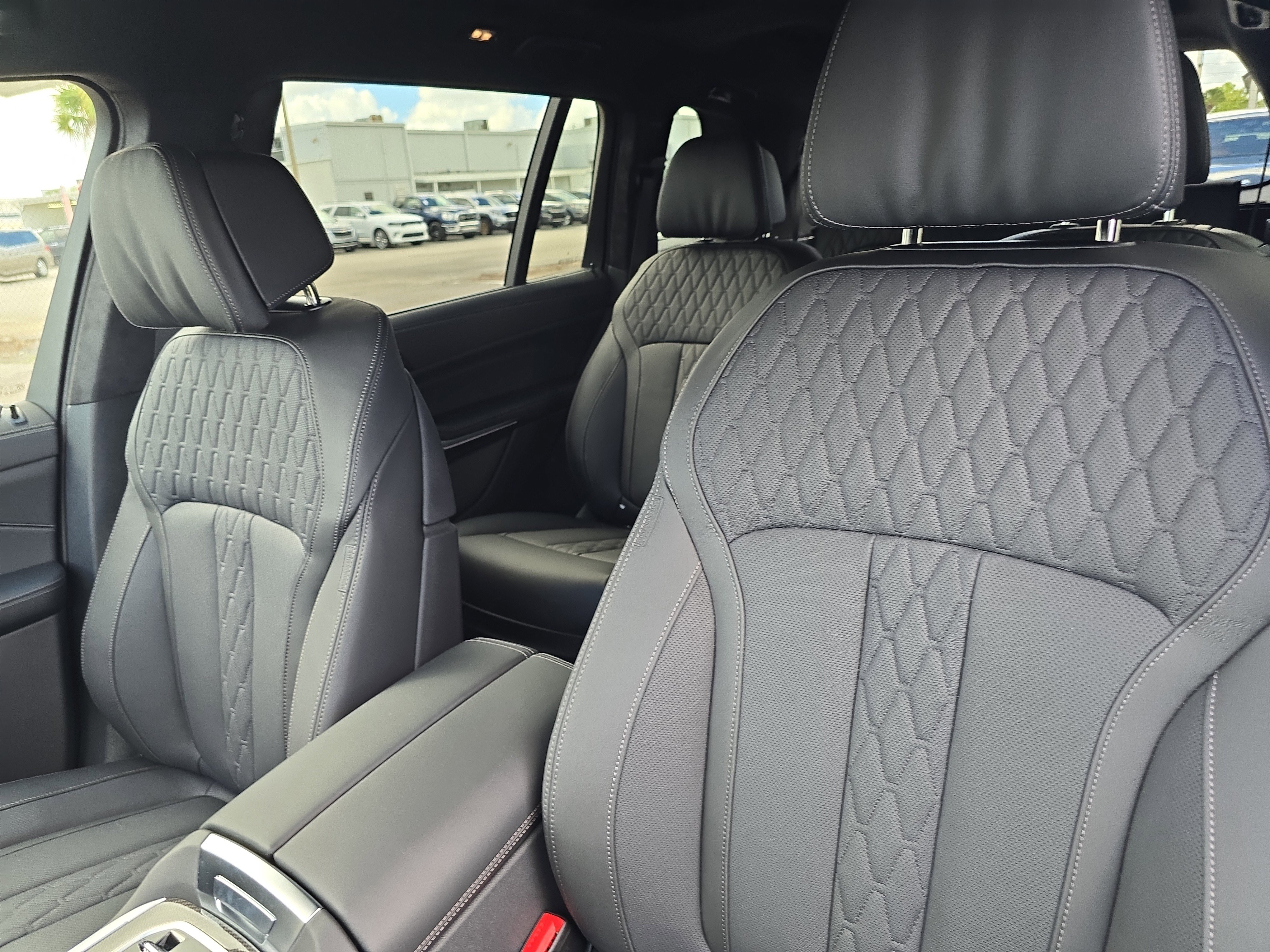 New 2026 BMW X7 M60i image 25