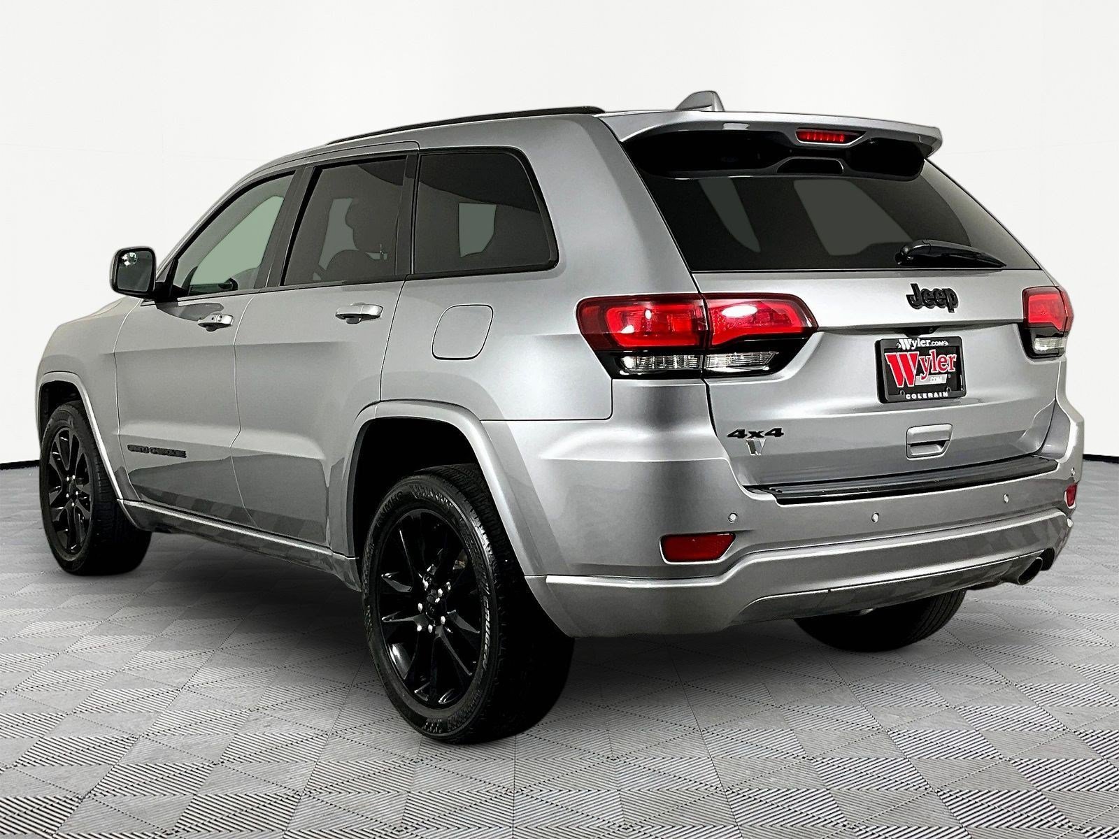 Used 2018 Jeep Grand Cherokee Altitude AWD/4WD image 4