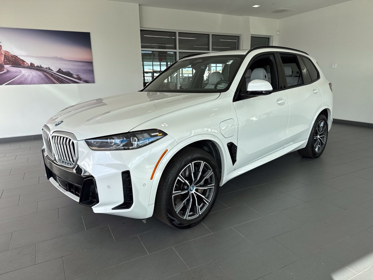 Used 2024 BMW X5 xDrive50e w/ M Sport Package AWD/4WD image 4