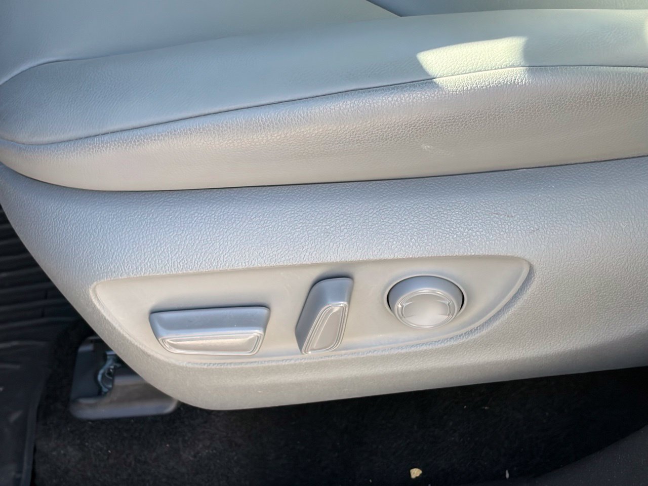 Used 2025 Toyota Highlander XLE FWD image 7
