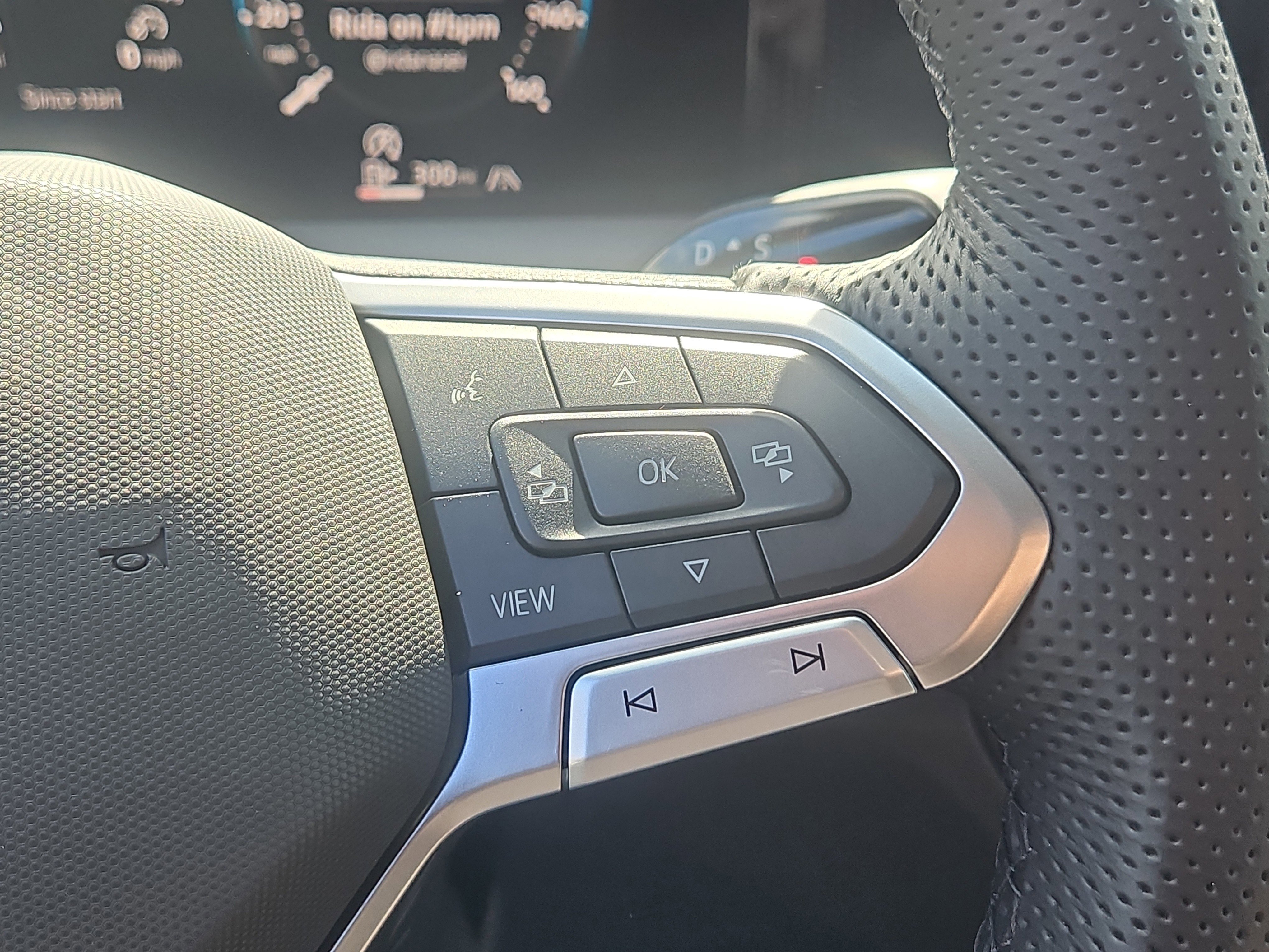 New 2026 Volkswagen Tiguan SE R-Line image 14