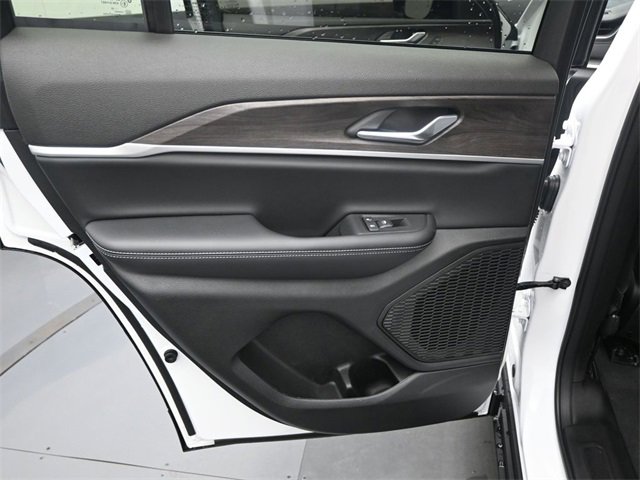 New 2025 Jeep Grand Cherokee Limited w/ Black Appearance Package image 16