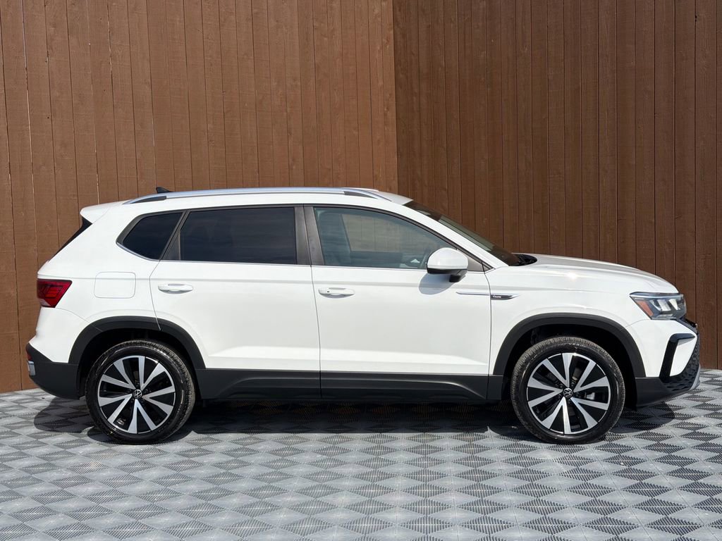 Used 2024 Volkswagen Taos SE w/ MDO Package image 11