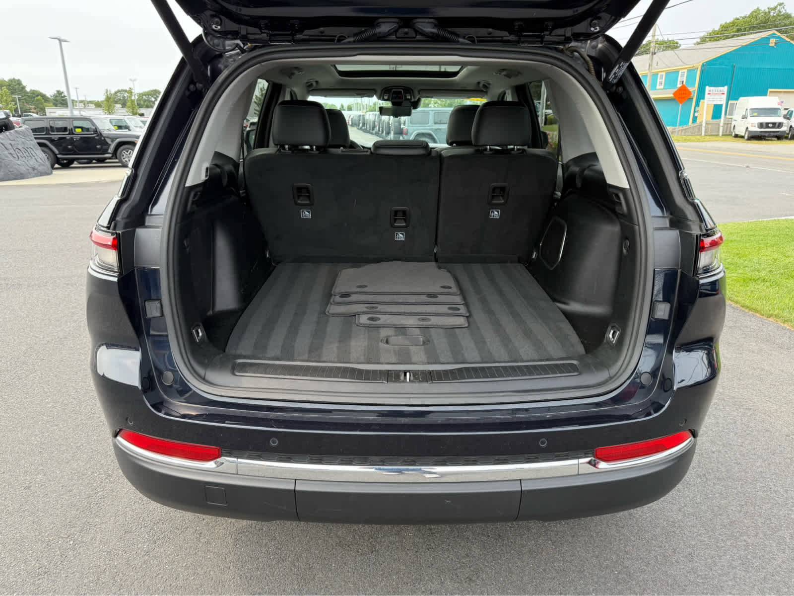 Used 2023 Jeep Grand Cherokee 4WD 4xe w/ Luxury Tech Group II image 13