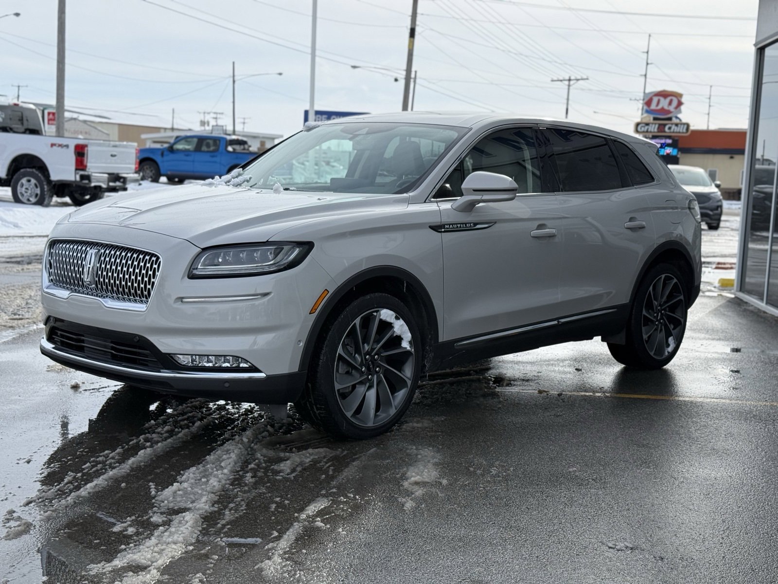 Used 2023 Lincoln Nautilus Reserve w/ Equipment Group 202A image 3