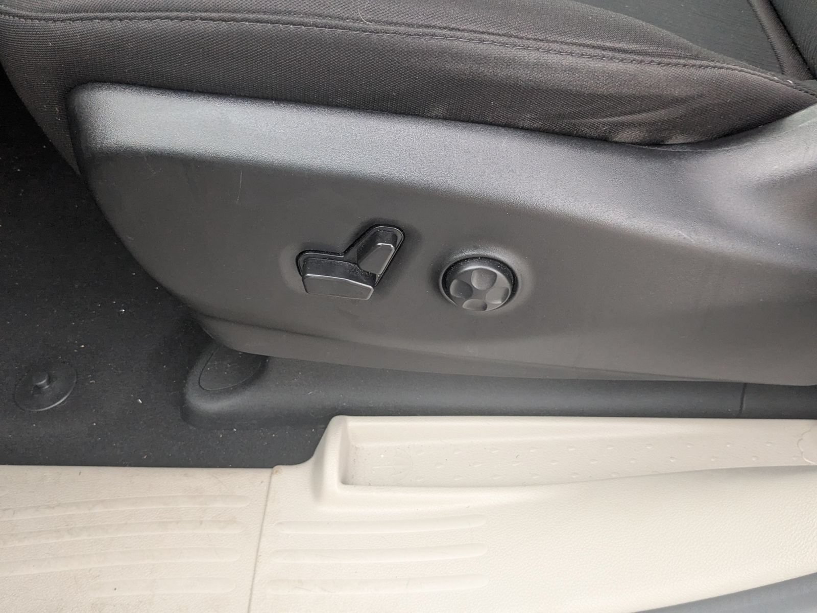 Used 2023 Chrysler Voyager LX FWD image 13