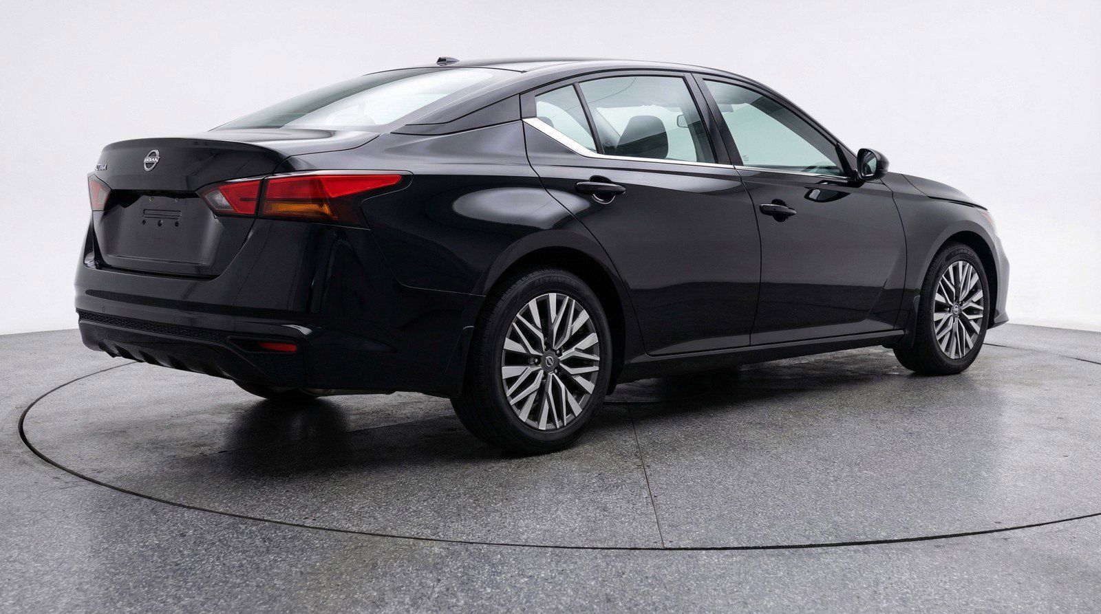 Used 2025 Nissan Altima 2.5 SV image 9