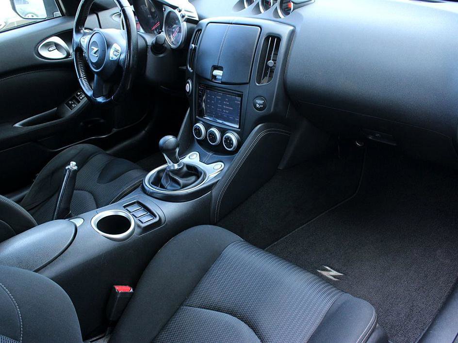 Used 2016 Nissan 370Z Coupe RWD image 11