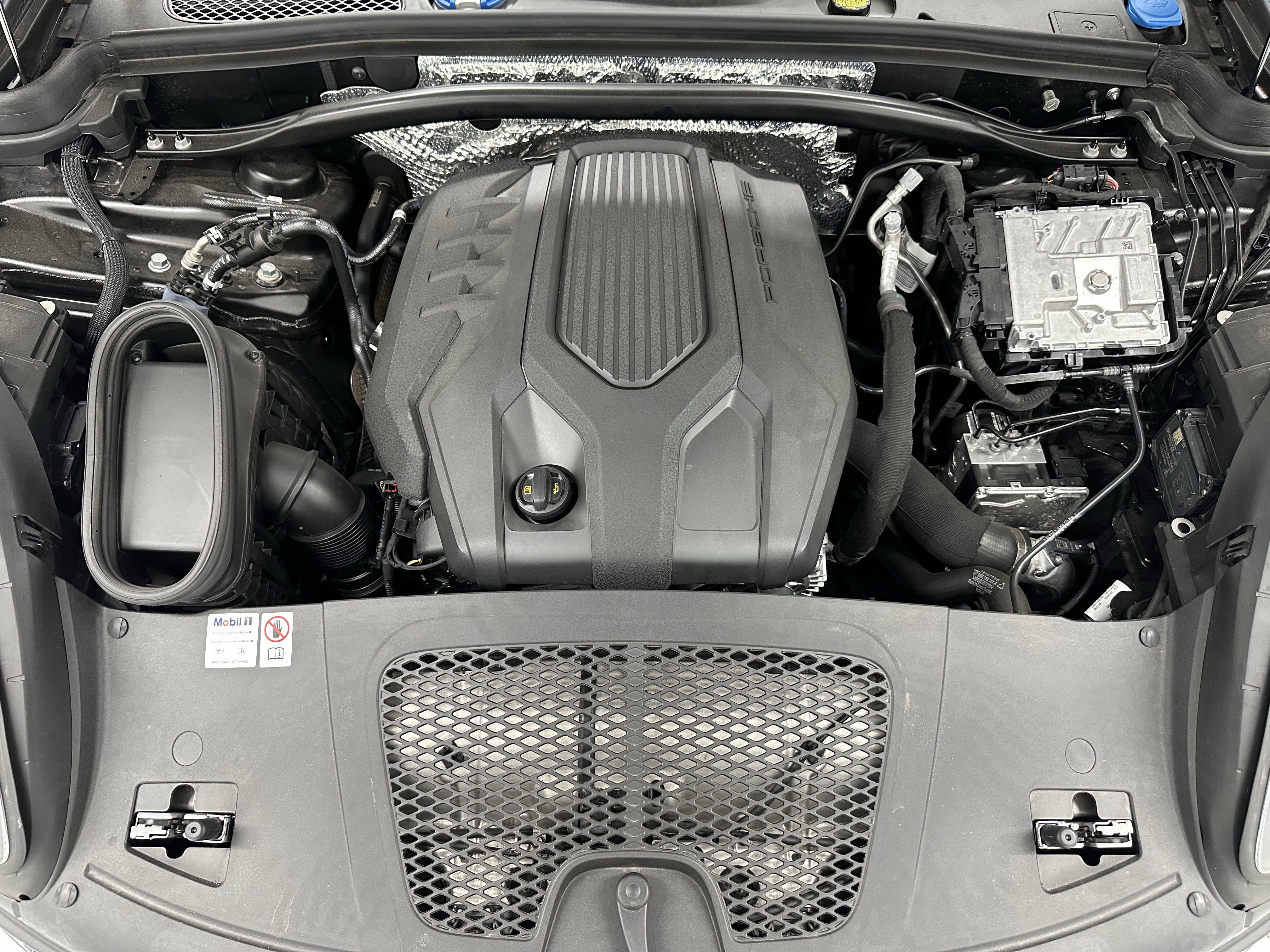 Certified 2025 Porsche Macan image 56