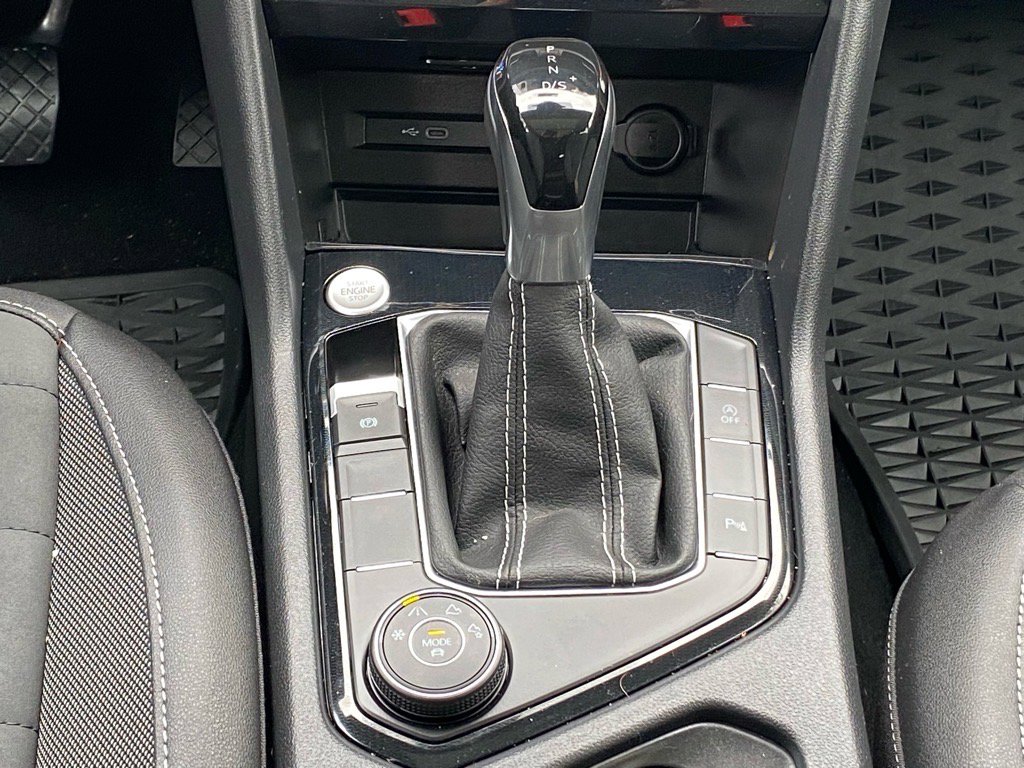 Used 2025 Volkswagen Taos SE image 9