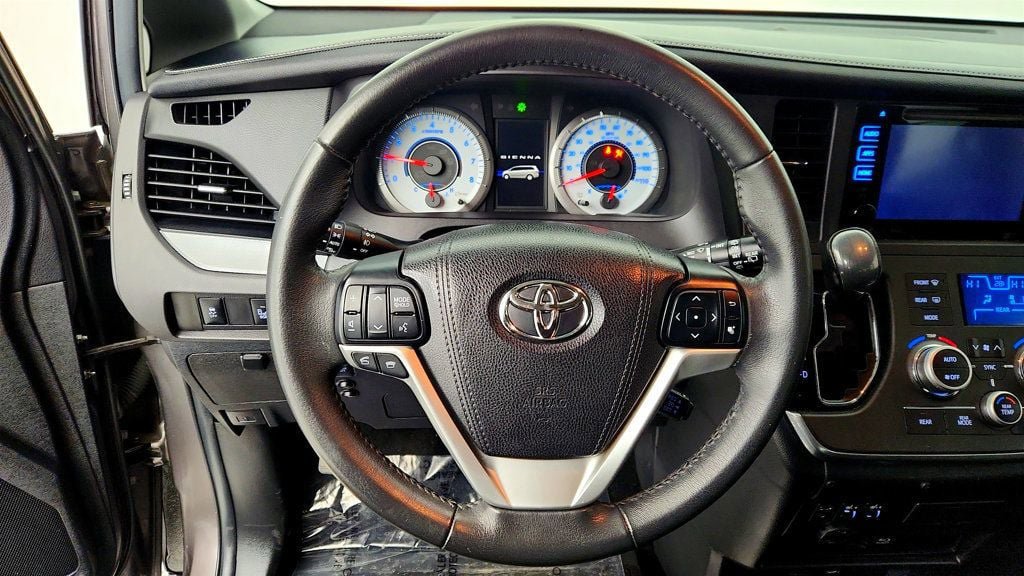 Used 2017 Toyota Sienna SE Premium FWD image 14