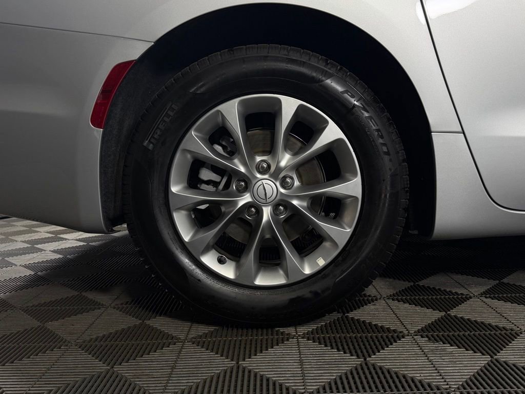 Used 2026 Chrysler Pacifica Limited FWD image 30