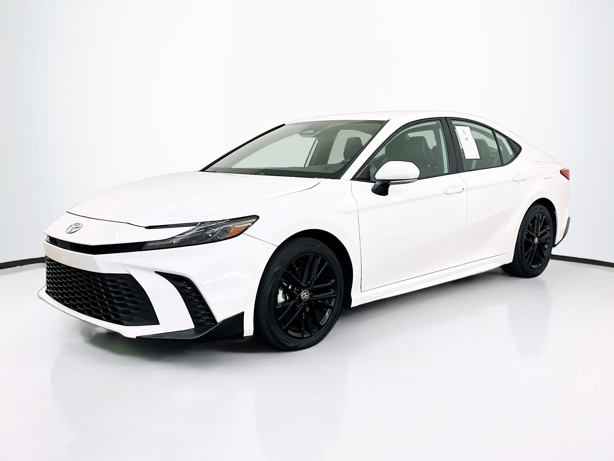 Used 2025 Toyota Camry SE image 3