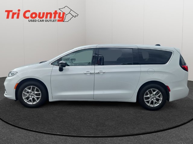 Used 2024 Chrysler Pacifica Touring-L FWD image 5
