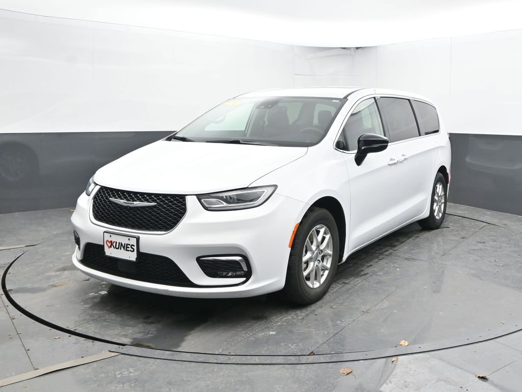 Used 2024 Chrysler Pacifica Touring-L image 5