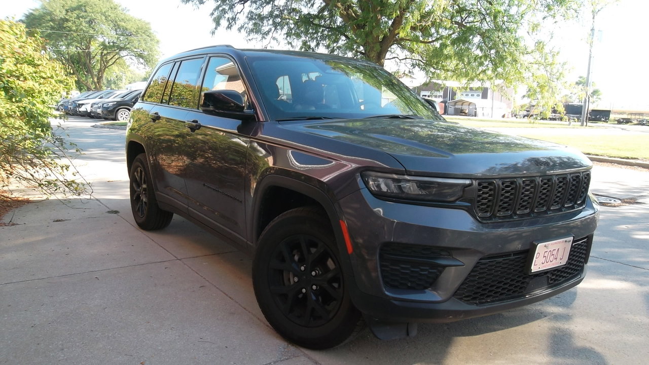 Used 2024 Jeep Grand Cherokee Altitude image 3