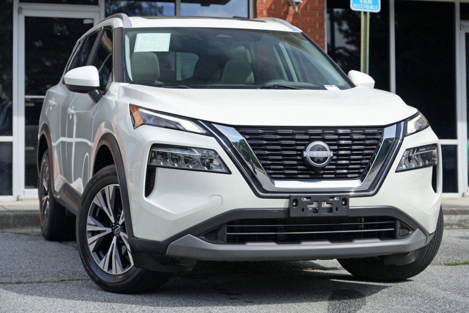 Used 2023 Nissan Rogue SV w/ SV Premium B Package FWD image 2
