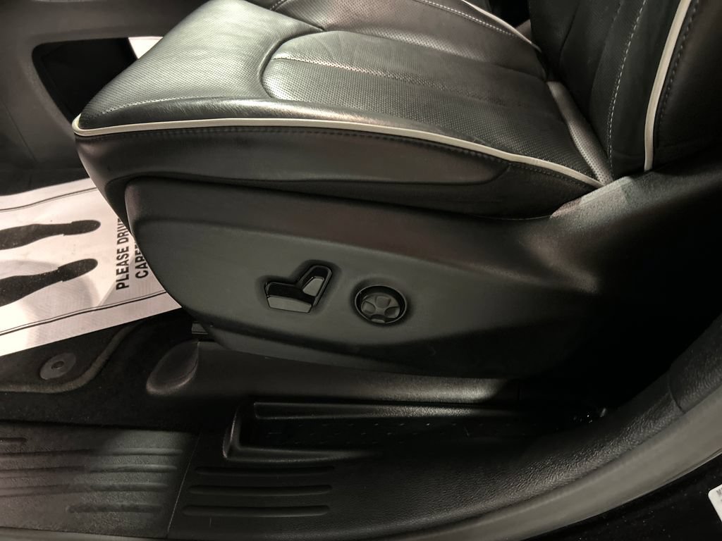 Used 2025 Chrysler Pacifica Premium FWD image 13