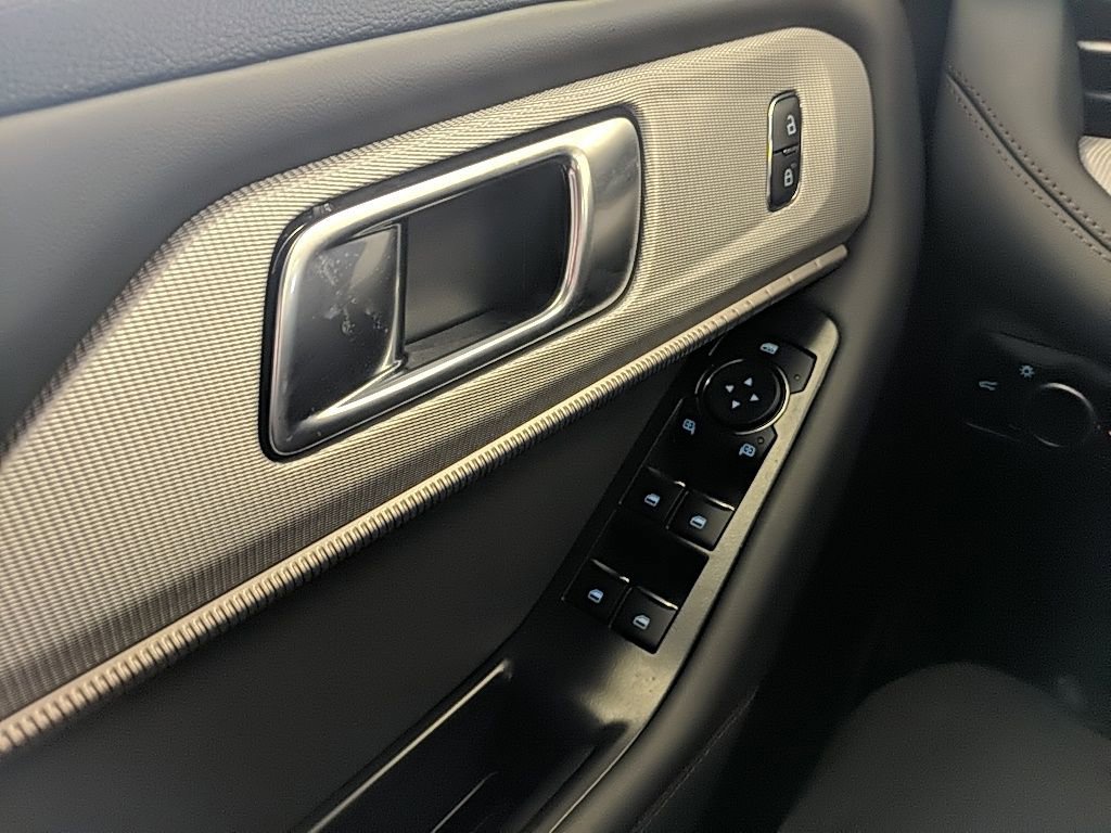 Certified 2025 Ford Explorer Active AWD/4WD image 26