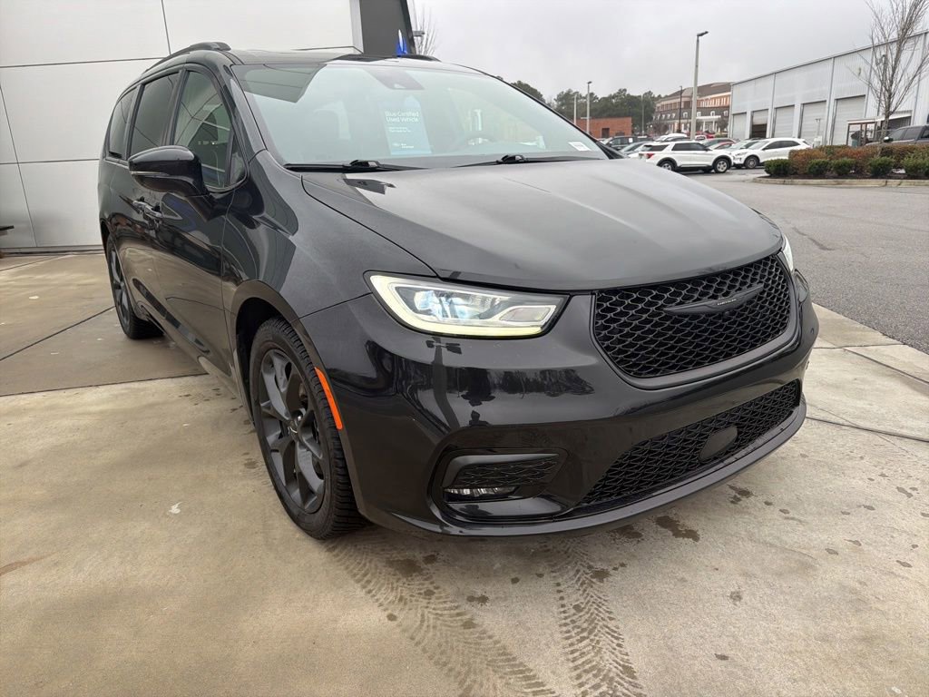 Used 2023 Chrysler Pacifica Limited w/ Uconnect Theater Family Group