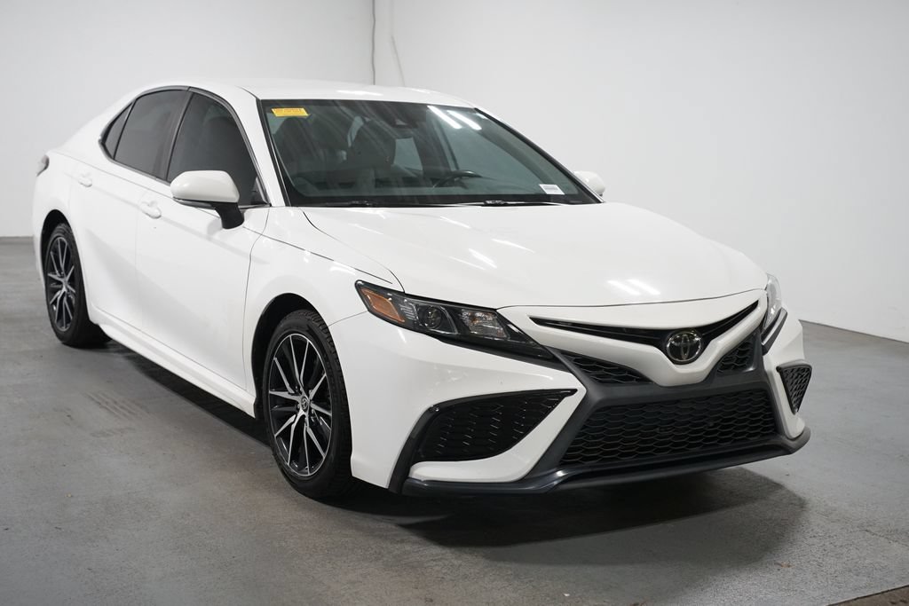 Used 2022 Toyota Camry SE FWD image 3