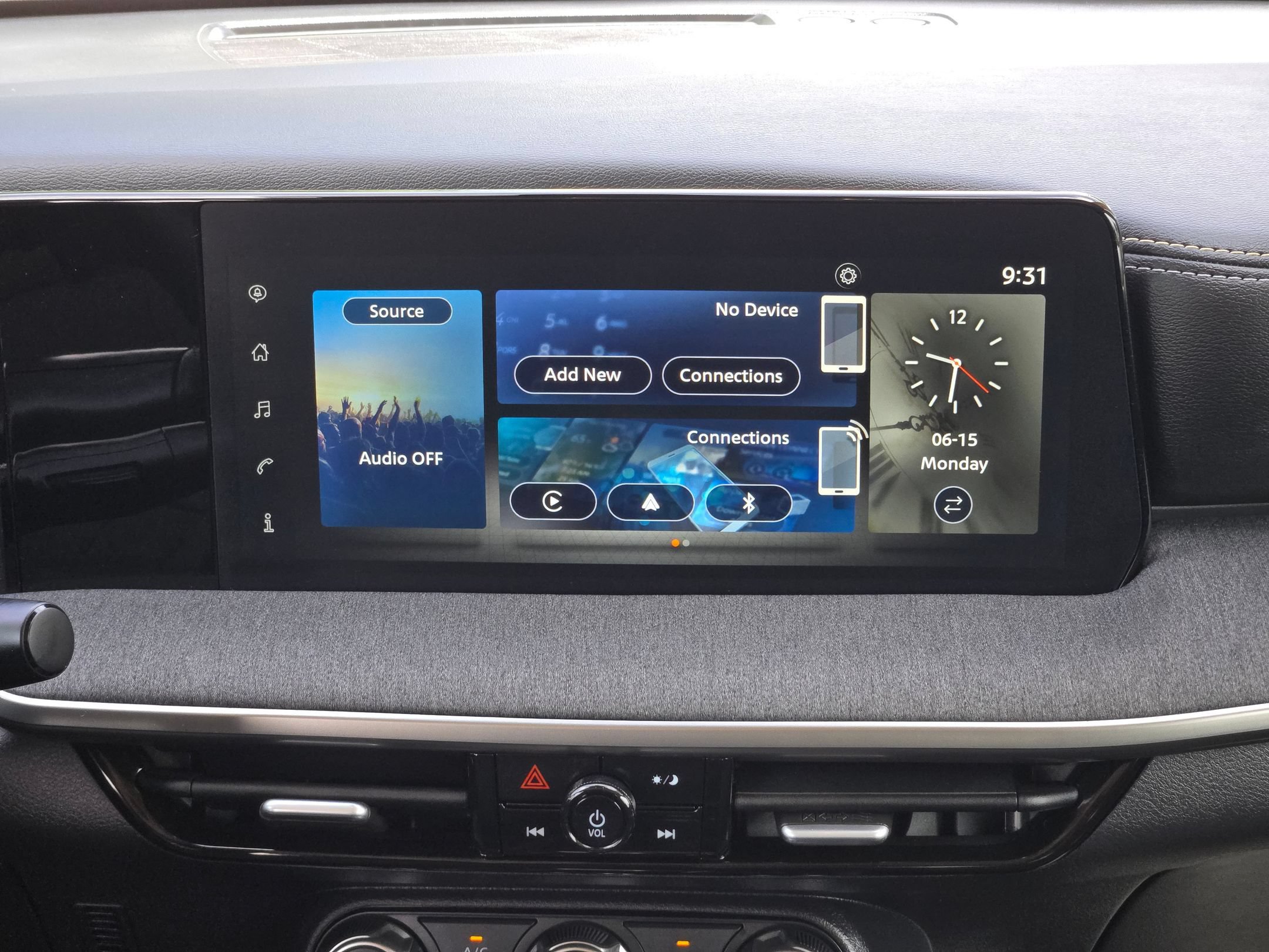 Certified 2025 Nissan Kicks SV FWD image 16