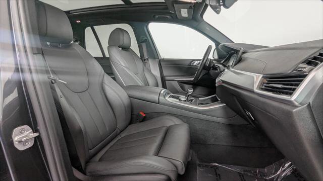 Used 2021 BMW X5 xDrive40i w/ Parking Assistance Package AWD/4WD image 18