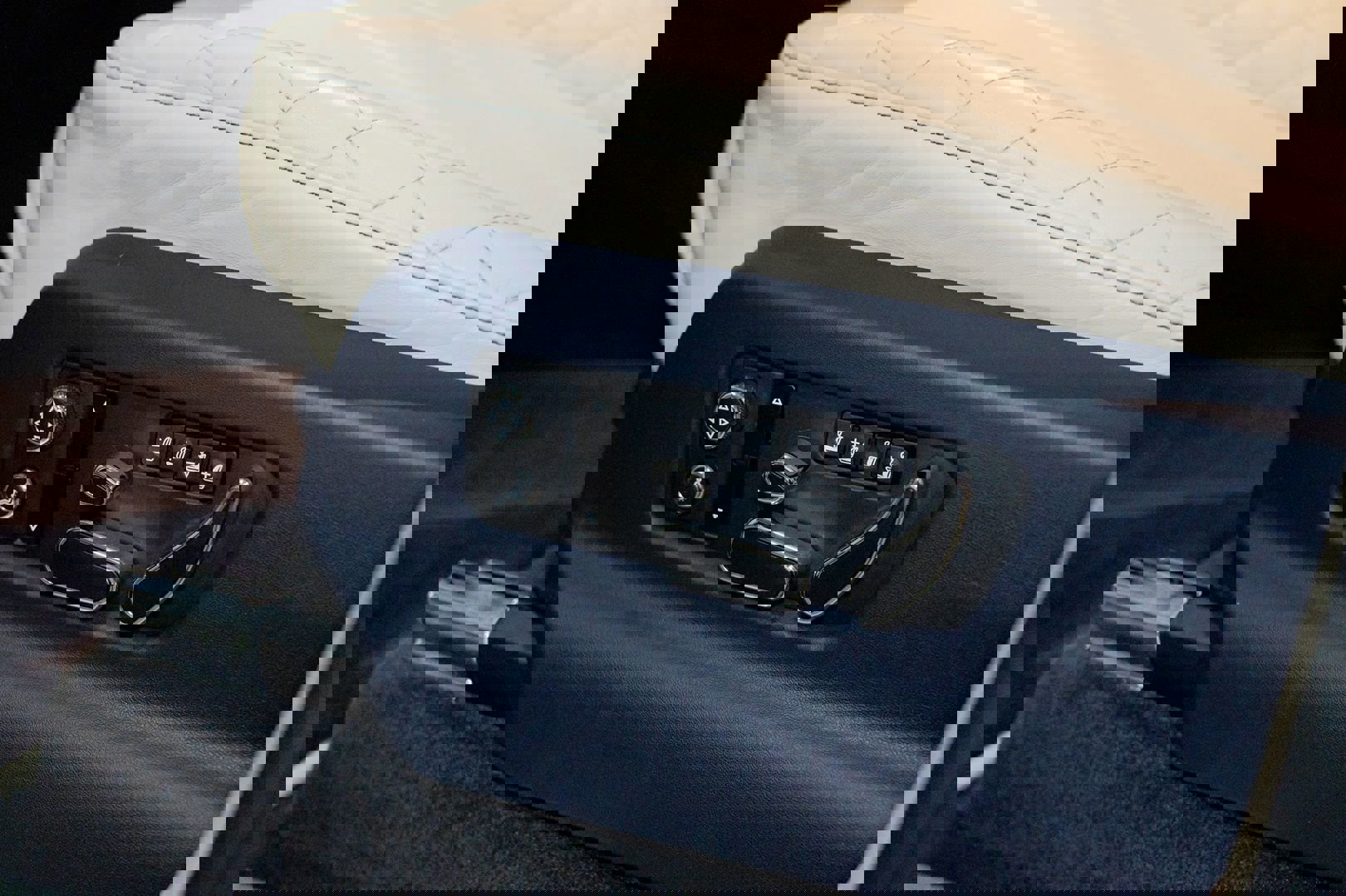 Used 2020 Bentley Bentayga V8 image 22